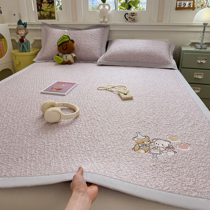 91家纺网 家纺一手货源 找家纺 莱家富 2026新款卡通夏天冰豆豆凉席三件套儿童单人冰丝席凉感值过0.21可机水洗宿舍空 床席款甜梦小熊