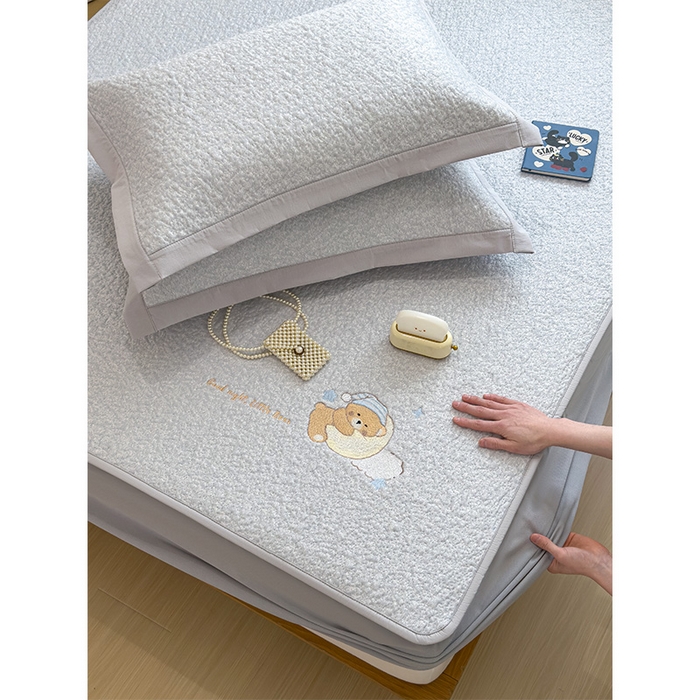 91家纺网 家纺一手货源 找家纺 莱家富 2026新款卡通夏天冰豆豆凉席三件套儿童单人冰丝席凉感值过0.21可机水洗宿舍空 床笠款睡梦狗狗