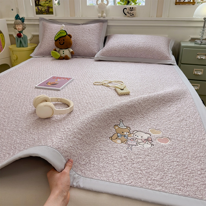 91家纺网 家纺一手货源 找家纺 莱家富 2026新款卡通夏天冰豆豆凉席三件套儿童单人冰丝席凉感值过0.21可机水洗宿舍空 床席款甜梦小熊