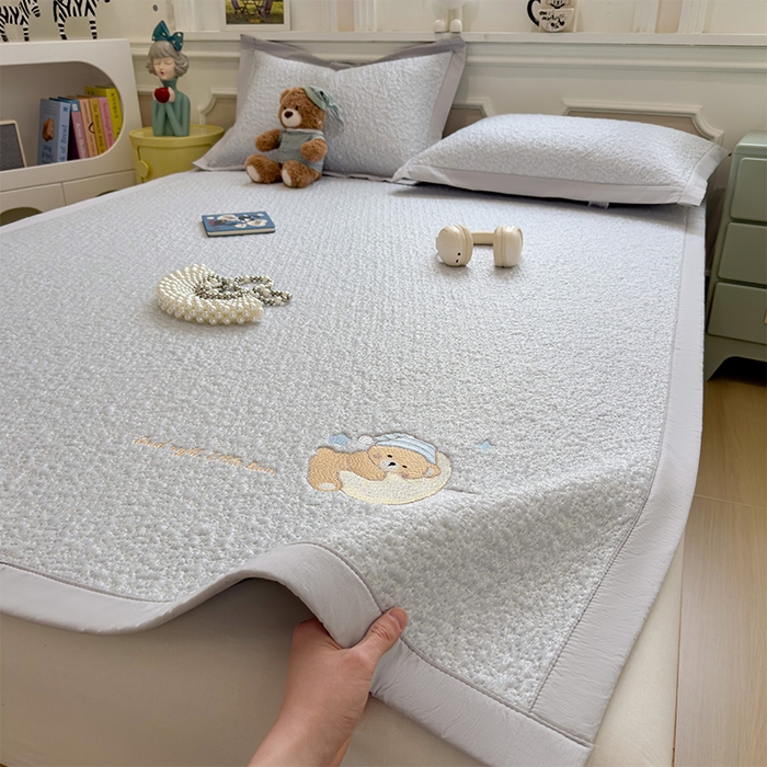 91家纺网 家纺一手货源 找家纺 莱家富 2026新款卡通夏天冰豆豆凉席三件套儿童单人冰丝席凉感值过0.21可机水洗宿舍空 床席款睡梦狗狗