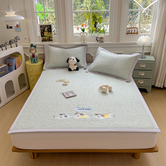 91家纺网 家纺一手货源 找家纺 莱家富 2026新款卡通夏天冰豆豆凉席三件套儿童单人冰丝席凉感值过0.21可机水洗宿舍空 床席款三只小狗