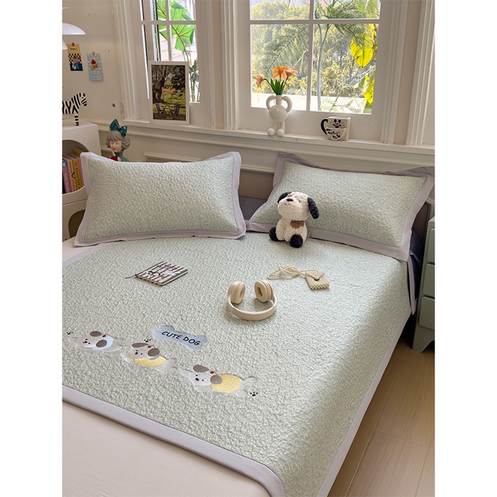 91家纺网 家纺一手货源 找家纺 莱家富 2026新款卡通夏天冰豆豆凉席三件套儿童单人冰丝席凉感值过0.21可机水洗宿舍空 床席款三只小狗