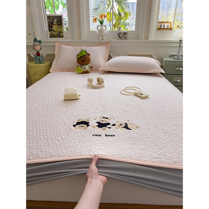 91家纺网 家纺一手货源 找家纺 莱家富 2026新款卡通夏天冰豆豆凉席三件套儿童单人冰丝席凉感值过0.21可机水洗宿舍空 床笠款小熊派对