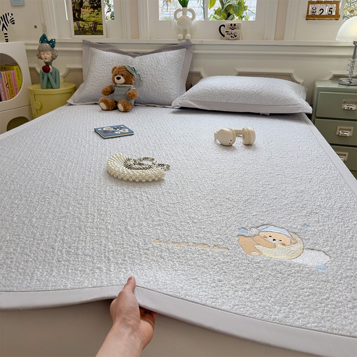 91家纺网 家纺一手货源 找家纺 莱家富 2026新款卡通夏天冰豆豆凉席三件套儿童单人冰丝席凉感值过0.21可机水洗宿舍空 床席款睡梦狗狗