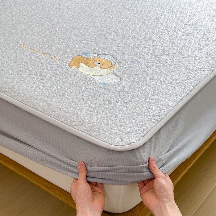 91家纺网 家纺一手货源 找家纺 莱家富 2026新款卡通夏天冰豆豆凉席三件套儿童单人冰丝席凉感值过0.21可机水洗宿舍空 床笠款睡梦狗狗