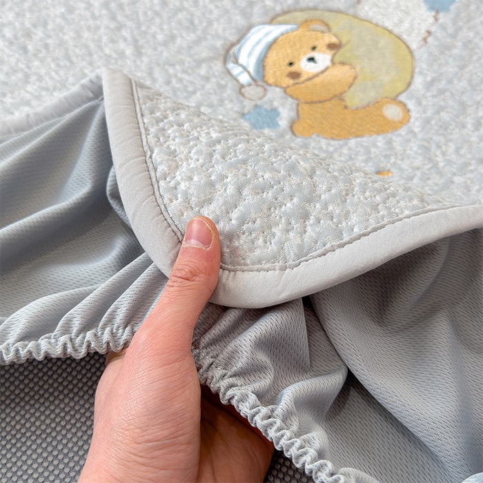 91家纺网 家纺一手货源 找家纺 莱家富 2026新款卡通夏天冰豆豆凉席三件套儿童单人冰丝席凉感值过0.21可机水洗宿舍空 床笠款睡梦狗狗