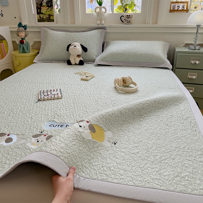 91家纺网 家纺一手货源 找家纺 莱家富 2026新款卡通夏天冰豆豆凉席三件套儿童单人冰丝席凉感值过0.21可机水洗宿舍空 床席款三只小狗