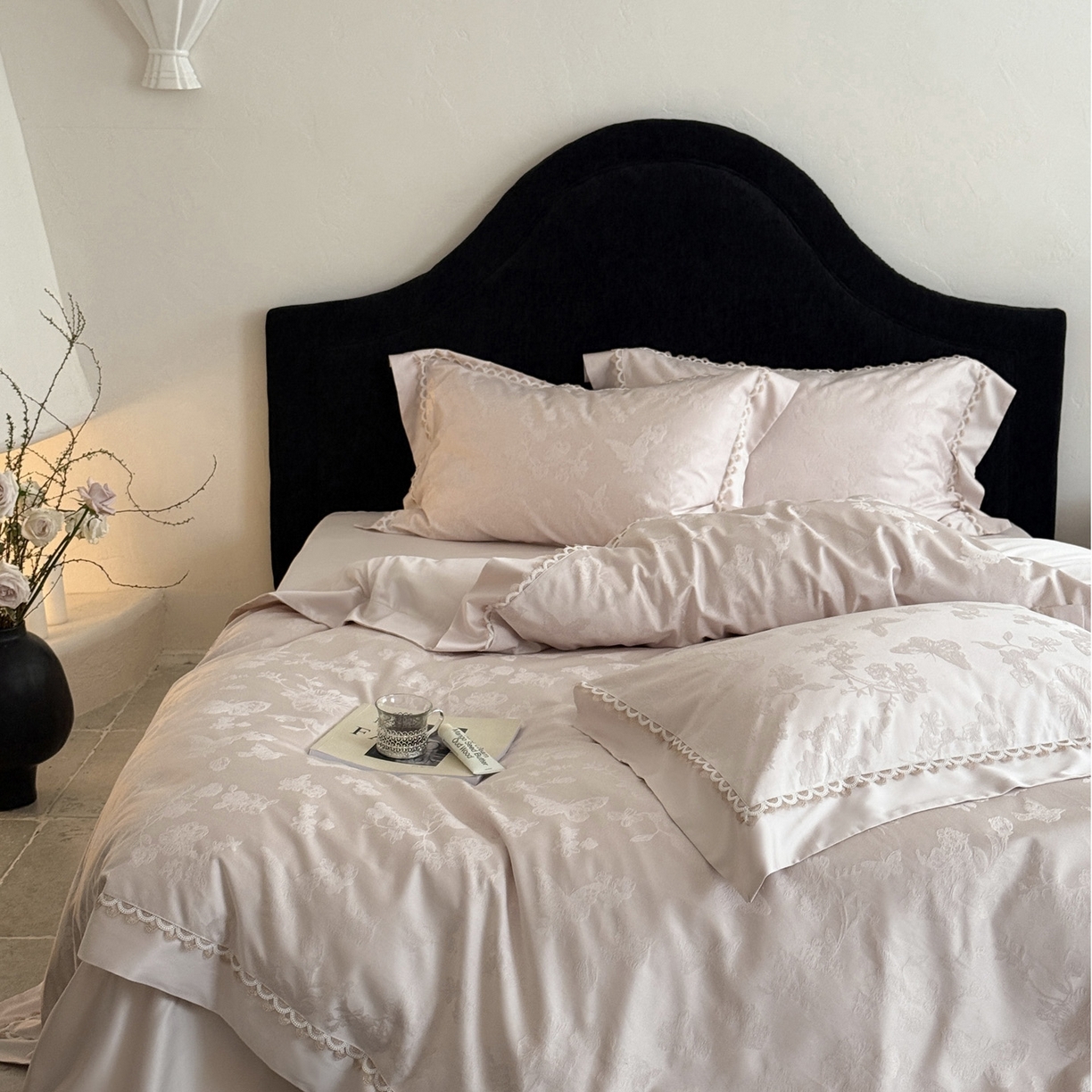 91家纺网 家纺一手货源 找家纺 爱缦 2026新款玫瑰蝶翼系列高精密金银丝天丝棉提花工艺款优质高端四件套 木槿粉