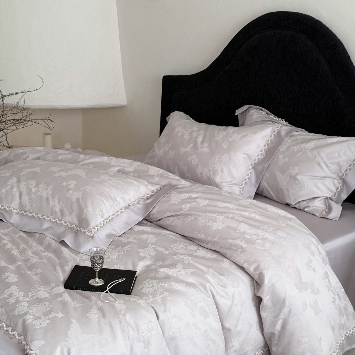 91家纺网 家纺一手货源 找家纺 爱缦 2026新款玫瑰蝶翼系列高精密金银丝天丝棉提花工艺款优质高端四件套 芋泥紫