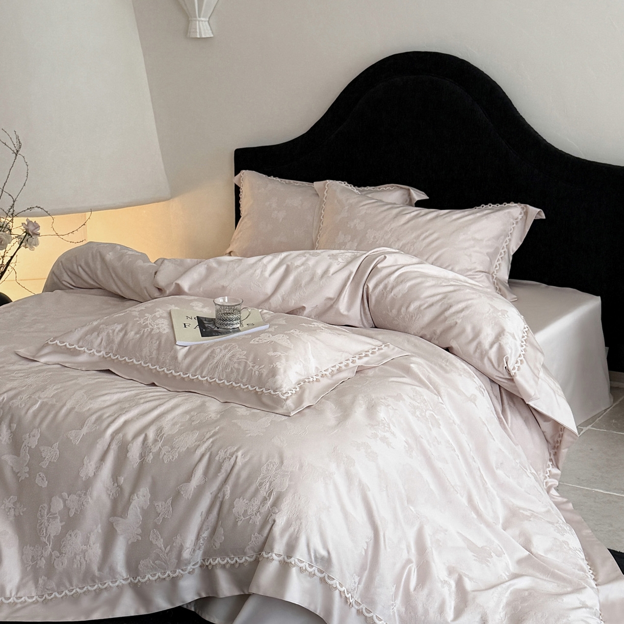 爱缦 2026新款玫瑰蝶翼系列高精密金银丝天丝棉提花工艺款优质高端四件套 木槿粉