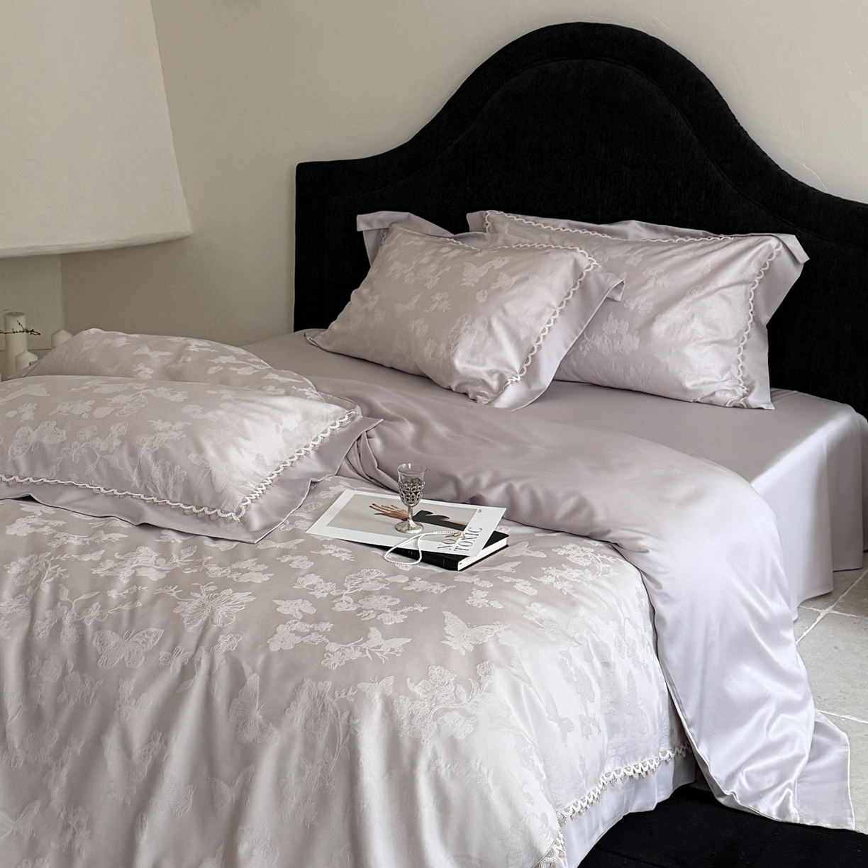 91家纺网 家纺一手货源 找家纺 爱缦 2026新款玫瑰蝶翼系列高精密金银丝天丝棉提花工艺款优质高端四件套 芋泥紫