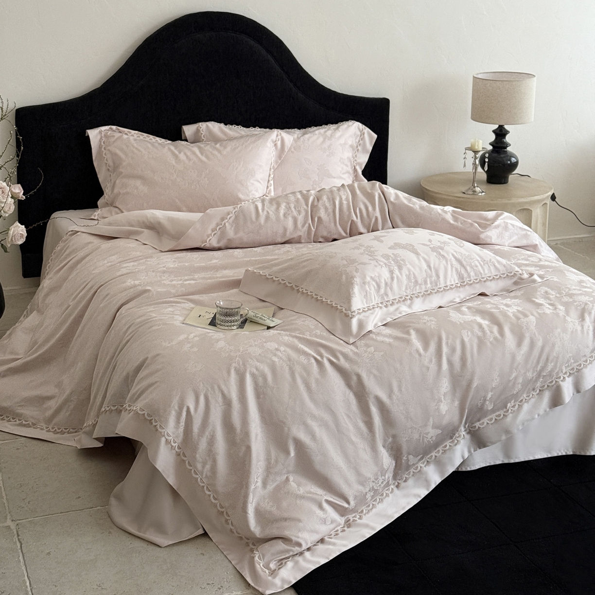 91家纺网 家纺一手货源 找家纺 爱缦 2026新款玫瑰蝶翼系列高精密金银丝天丝棉提花工艺款优质高端四件套 木槿粉