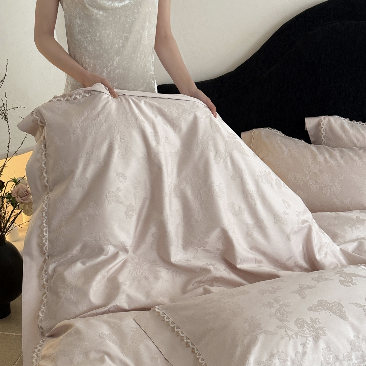 91家纺网 家纺一手货源 找家纺 爱缦 2026新款玫瑰蝶翼系列高精密金银丝天丝棉提花工艺款优质高端四件套 木槿粉