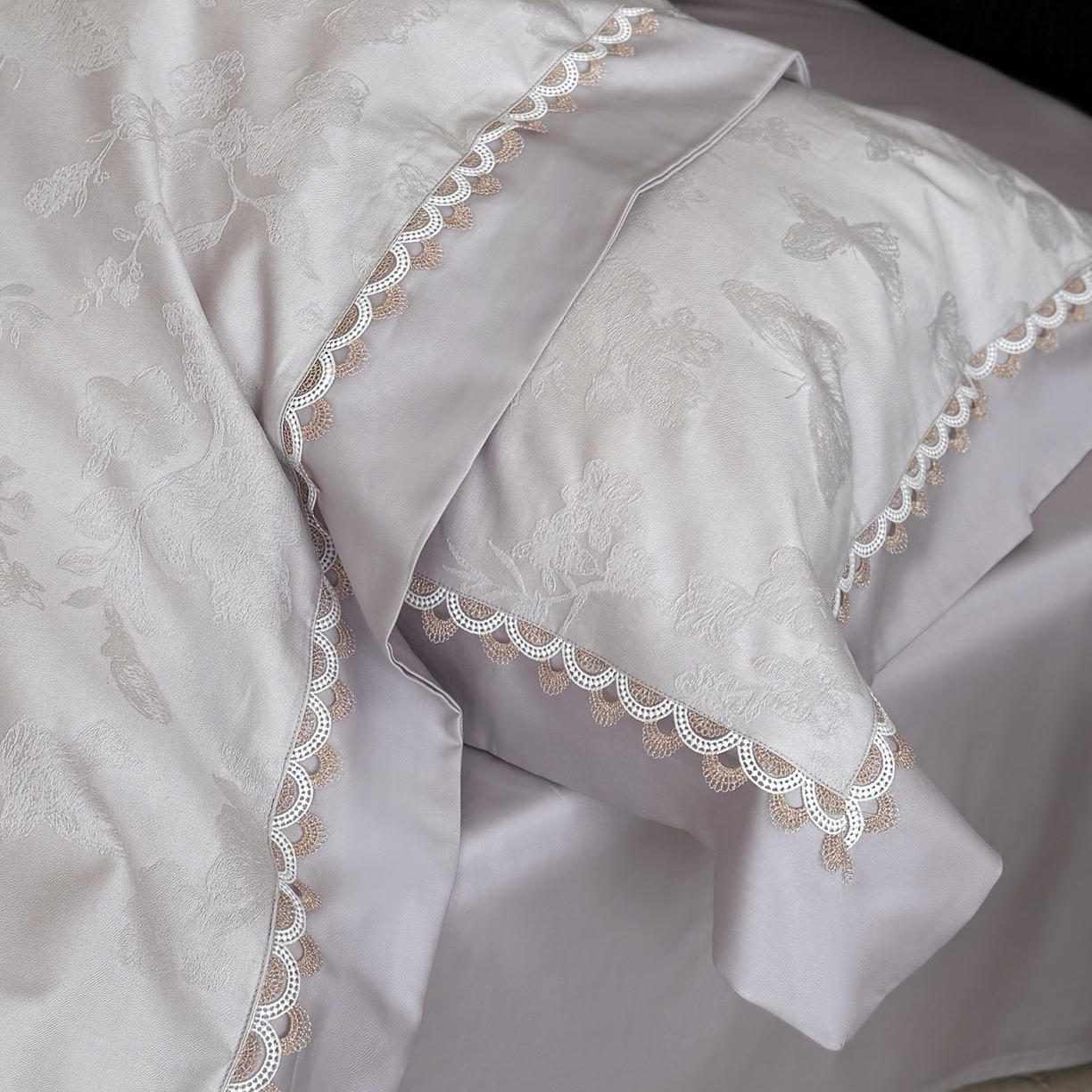 91家纺网 家纺一手货源 找家纺 爱缦 2026新款玫瑰蝶翼系列高精密金银丝天丝棉提花工艺款优质高端四件套 芋泥紫