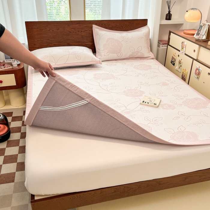 91家纺网 家纺一手货源 找家纺 川悦生活 2026新款PE凉感提花豆豆席平铺款三件套 沐月玫瑰-清粉