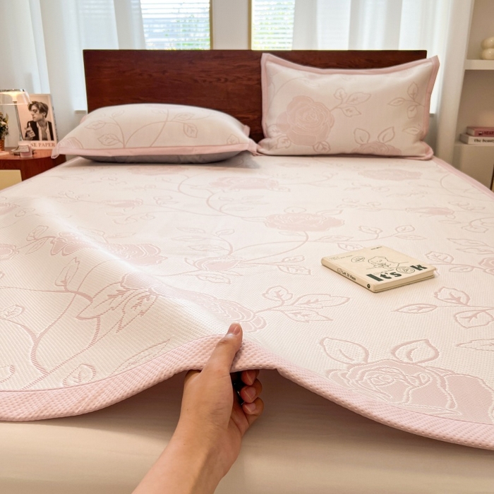 91家纺网 家纺一手货源 找家纺 川悦生活 2026新款PE凉感提花豆豆席平铺款三件套 沐月玫瑰-清粉