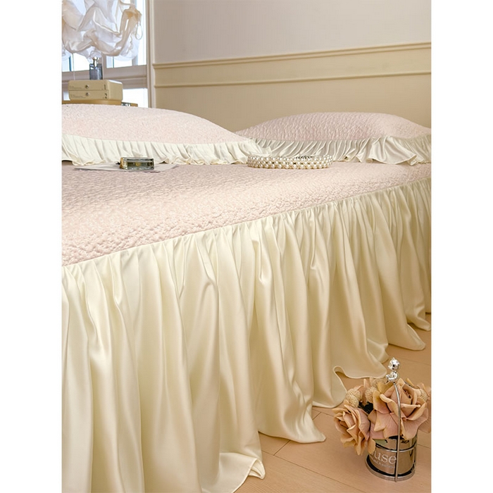 91家纺网 家纺一手货源 找家纺 莱家富 2026新款夏季凉感公主风冰豆豆花边凉席床裙款凉感值过0.21三件套可机洗冰丝空 豆豆物语-芭蕾粉