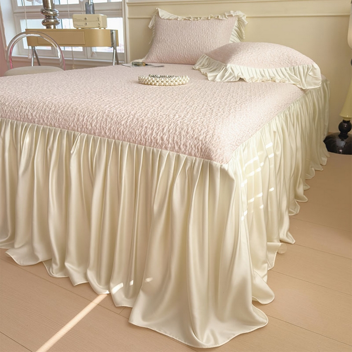 91家纺网 家纺一手货源 找家纺 莱家富 2026新款夏季凉感公主风冰豆豆花边凉席床裙款凉感值过0.21三件套可机洗冰丝空 豆豆物语-芭蕾粉