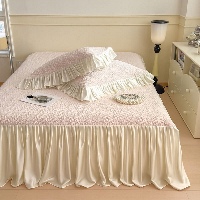 91家纺网 家纺一手货源 找家纺 莱家富 2026新款夏季凉感公主风冰豆豆花边凉席床裙款凉感值过0.21三件套可机洗冰丝空 豆豆物语-芭蕾粉