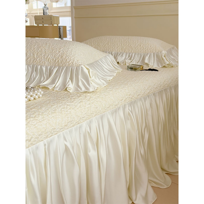 91家纺网 家纺一手货源 找家纺 莱家富 2026新款夏季凉感公主风冰豆豆花边凉席床裙款凉感值过0.21三件套可机洗冰丝空 豆豆物语-奶白