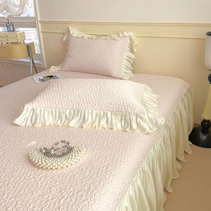 91家纺网 家纺一手货源 找家纺 莱家富 2026新款夏季凉感公主风冰豆豆花边凉席床裙款凉感值过0.21三件套可机洗冰丝空 豆豆物语-芭蕾粉