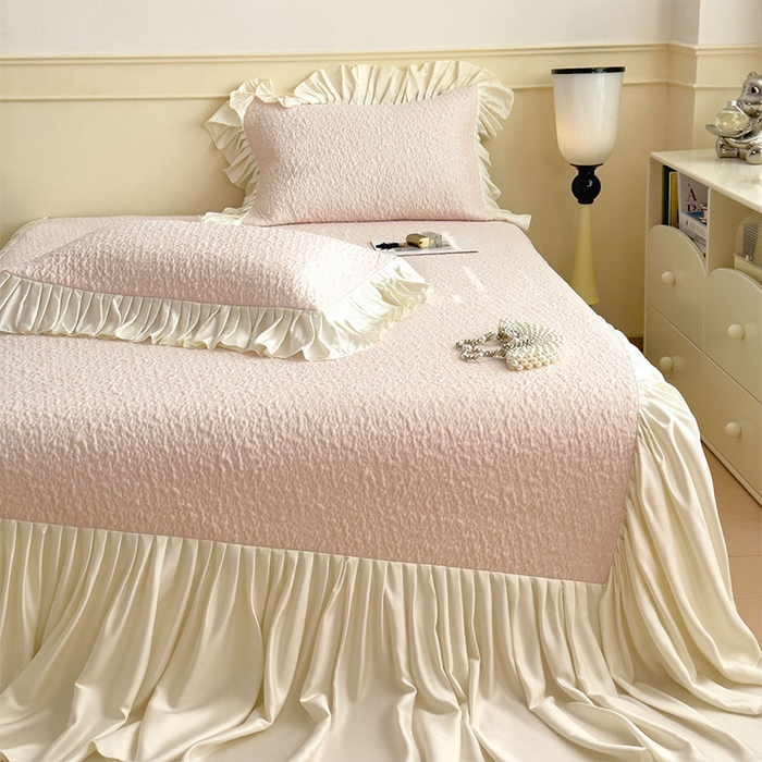 91家纺网 家纺一手货源 找家纺 莱家富 2026新款夏季凉感公主风冰豆豆花边凉席床裙款凉感值过0.21三件套可机洗冰丝空 豆豆物语-芭蕾粉