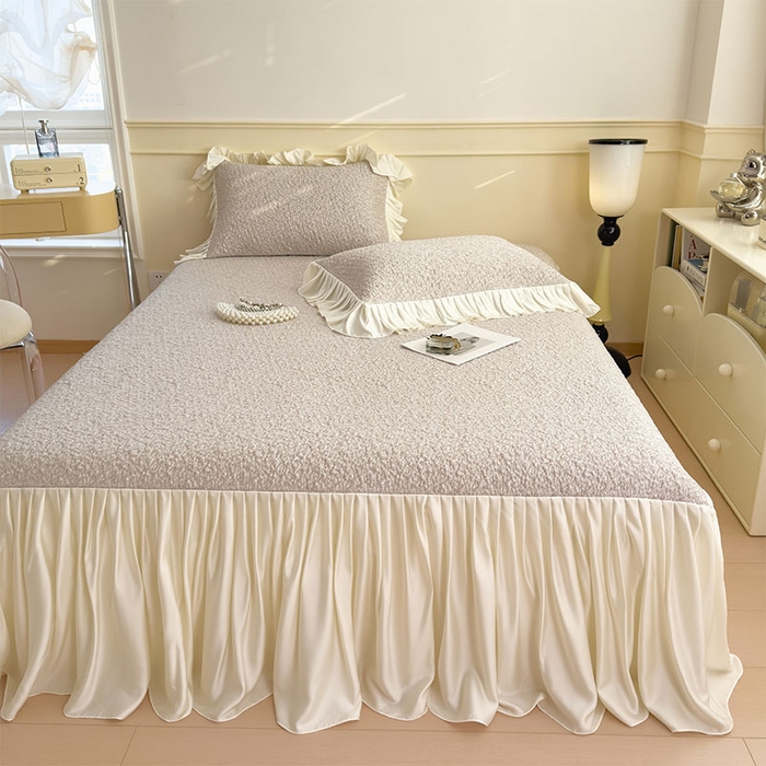 91家纺网 家纺一手货源 找家纺 莱家富 2026新款夏季凉感公主风冰豆豆花边凉席床裙款凉感值过0.21三件套可机洗冰丝空 豆豆物语-奶咖