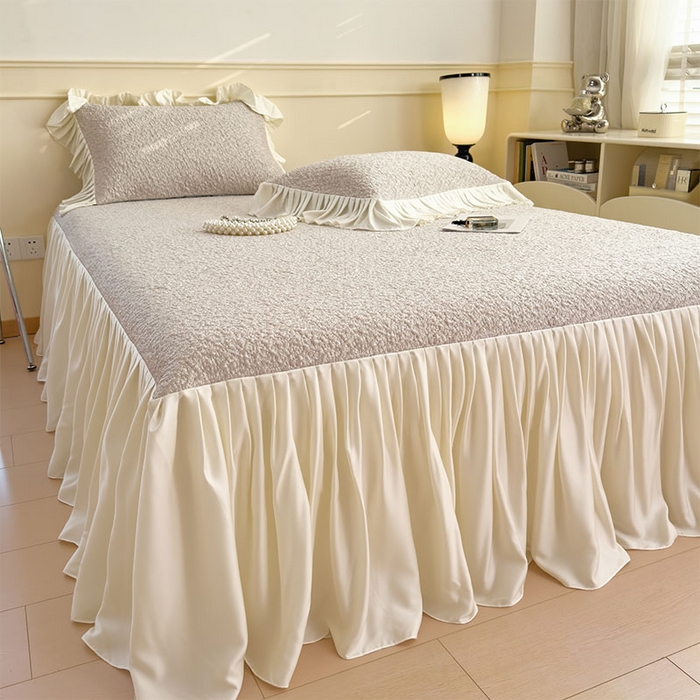 91家纺网 家纺一手货源 找家纺 莱家富 2026新款夏季凉感公主风冰豆豆花边凉席床裙款凉感值过0.21三件套可机洗冰丝空 豆豆物语-奶咖