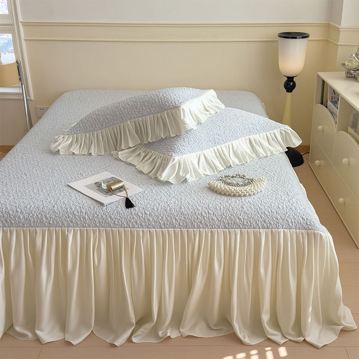 91家纺网 家纺一手货源 找家纺 莱家富 2026新款夏季凉感公主风冰豆豆花边凉席床裙款凉感值过0.21三件套可机洗冰丝空 豆豆物语-微微蓝