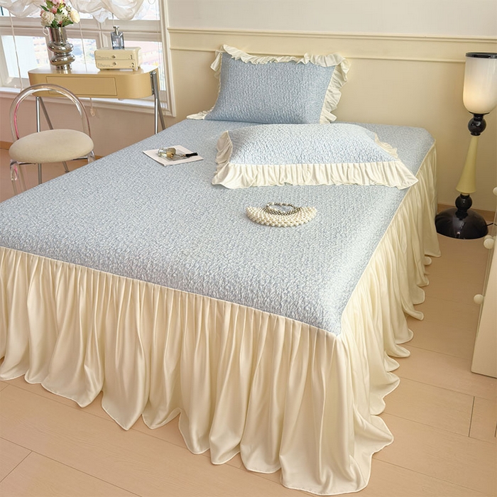 91家纺网 家纺一手货源 找家纺 莱家富 2026新款夏季凉感公主风冰豆豆花边凉席床裙款凉感值过0.21三件套可机洗冰丝空 豆豆物语-天空蓝