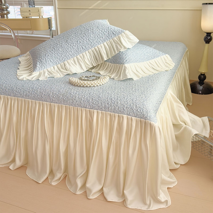 91家纺网 家纺一手货源 找家纺 莱家富 2026新款夏季凉感公主风冰豆豆花边凉席床裙款凉感值过0.21三件套可机洗冰丝空 豆豆物语-天空蓝