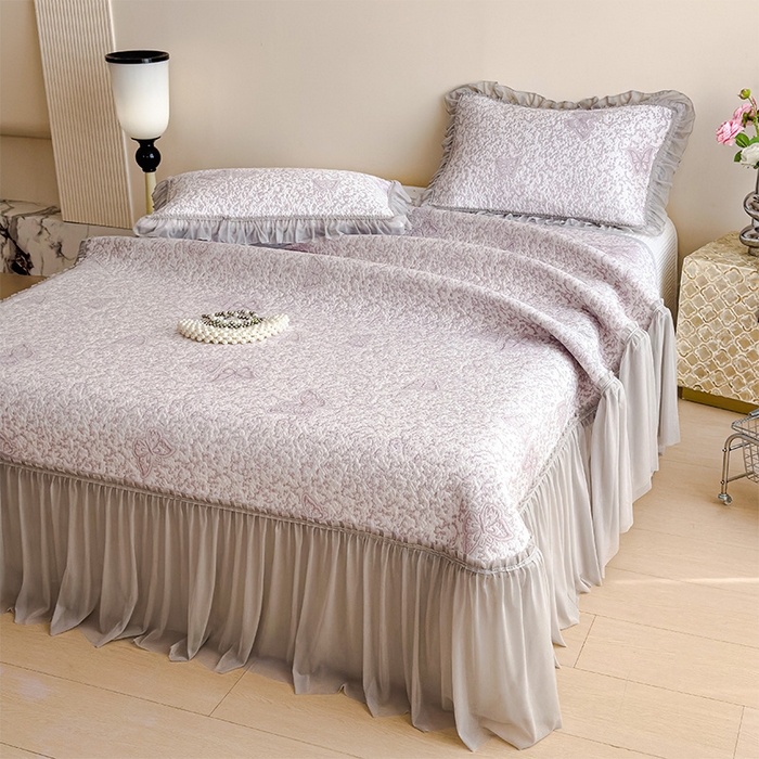 91家纺网 家纺一手货源 找家纺 莱家富 2026新款公主风凉感值过0.21空调席子软席冰豆豆凉席三件套-蝴蝶床裙款 蝶舞花语-雾雅紫