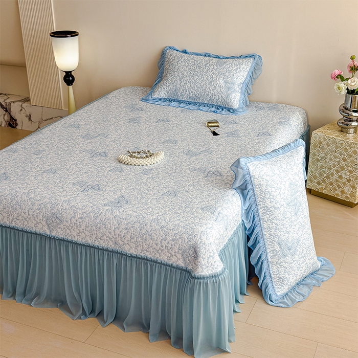 91家纺网 家纺一手货源 找家纺 莱家富 2026新款公主风凉感值过0.21空调席子软席冰豆豆凉席三件套-蝴蝶床裙款 蝶舞花语-清新蓝