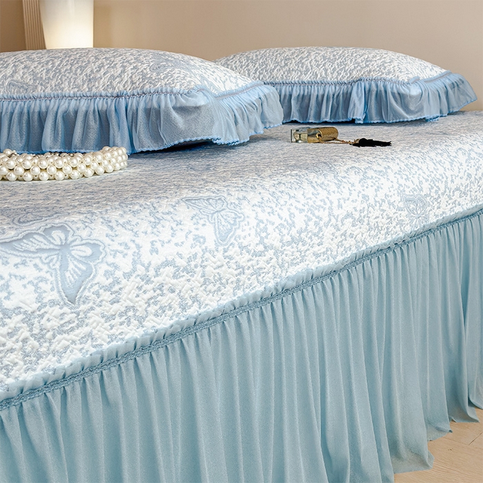 91家纺网 家纺一手货源 找家纺 莱家富 2026新款公主风凉感值过0.21空调席子软席冰豆豆凉席三件套-蝴蝶床裙款 蝶舞花语-清新蓝