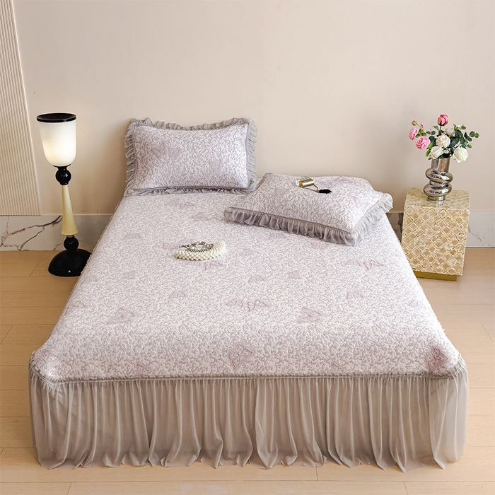 91家纺网 家纺一手货源 找家纺 莱家富 2026新款公主风凉感值过0.21空调席子软席冰豆豆凉席三件套-蝴蝶床裙款 蝶舞花语-雾雅紫