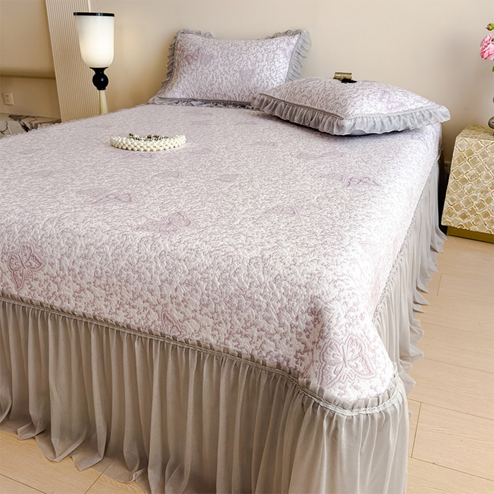 91家纺网 家纺一手货源 找家纺 莱家富 2026新款公主风凉感值过0.21空调席子软席冰豆豆凉席三件套-蝴蝶床裙款 蝶舞花语-雾雅紫