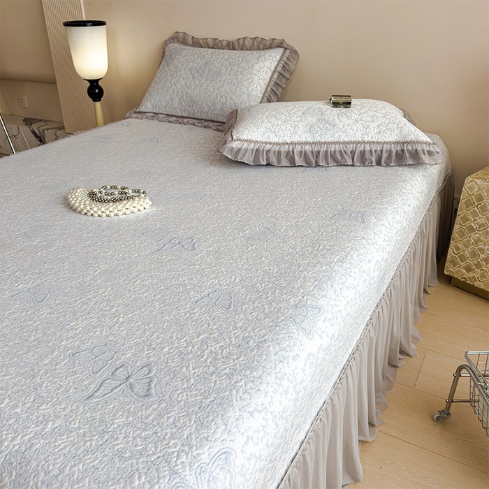 91家纺网 家纺一手货源 找家纺 莱家富 2026新款公主风凉感值过0.21空调席子软席冰豆豆凉席三件套-蝴蝶床裙款 蝶舞花语-淡蓝