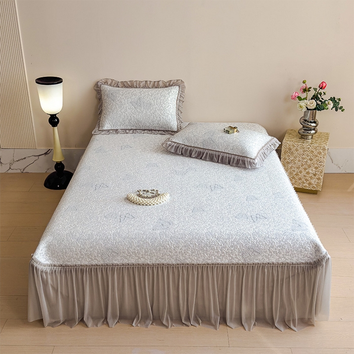 91家纺网 家纺一手货源 找家纺 莱家富 2026新款公主风凉感值过0.21空调席子软席冰豆豆凉席三件套-蝴蝶床裙款 蝶舞花语-淡蓝