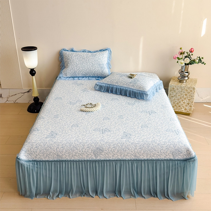 91家纺网 家纺一手货源 找家纺 莱家富 2026新款公主风凉感值过0.21空调席子软席冰豆豆凉席三件套-蝴蝶床裙款 蝶舞花语-清新蓝