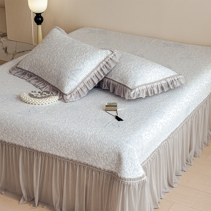 91家纺网 家纺一手货源 找家纺 莱家富 2026新款公主风凉感值过0.21空调席子软席冰豆豆凉席三件套-蝴蝶床裙款 蝶舞花语-淡蓝