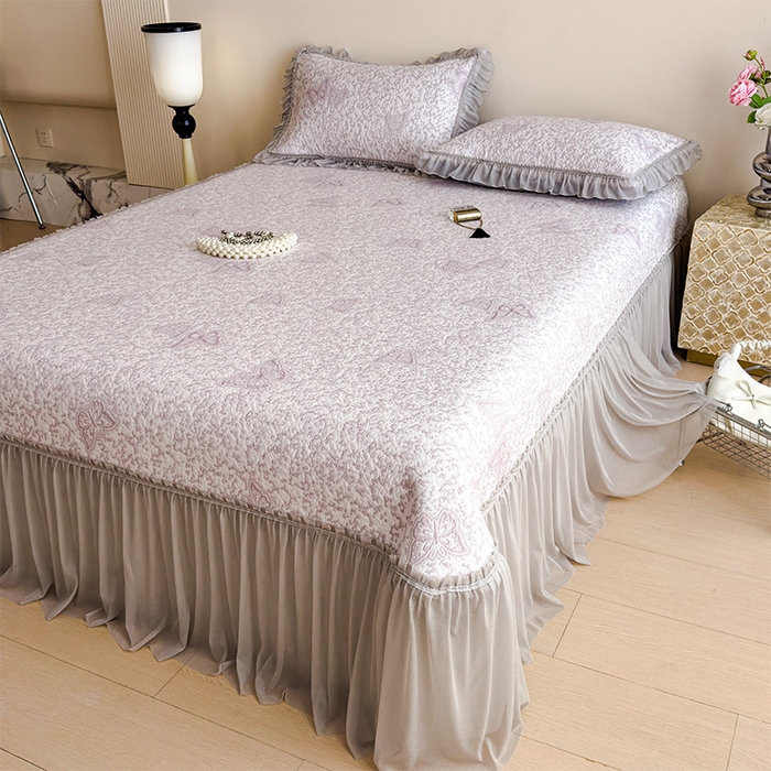 91家纺网 家纺一手货源 找家纺 莱家富 2026新款公主风凉感值过0.21空调席子软席冰豆豆凉席三件套-蝴蝶床裙款 蝶舞花语-雾雅紫