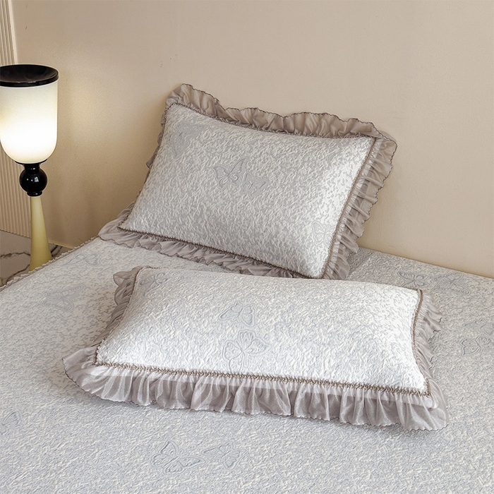 91家纺网 家纺一手货源 找家纺 莱家富 2026新款公主风凉感值过0.21空调席子软席冰豆豆凉席三件套-蝴蝶床裙款 蝶舞花语-淡蓝