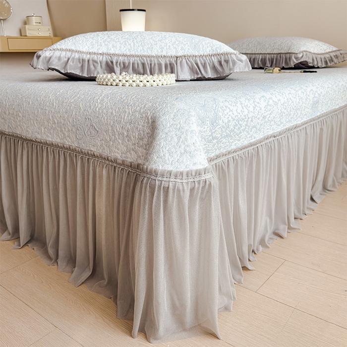 91家纺网 家纺一手货源 找家纺 莱家富 2026新款公主风凉感值过0.21空调席子软席冰豆豆凉席三件套-蝴蝶床裙款 蝶舞花语-淡蓝