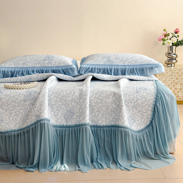 91家纺网 家纺一手货源 找家纺 莱家富 2026新款公主风凉感值过0.21空调席子软席冰豆豆凉席三件套-蝴蝶床裙款 蝶舞花语-清新蓝