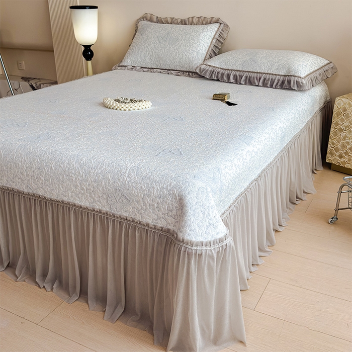 91家纺网 家纺一手货源 找家纺 莱家富 2026新款公主风凉感值过0.21空调席子软席冰豆豆凉席三件套-蝴蝶床裙款 蝶舞花语-淡蓝