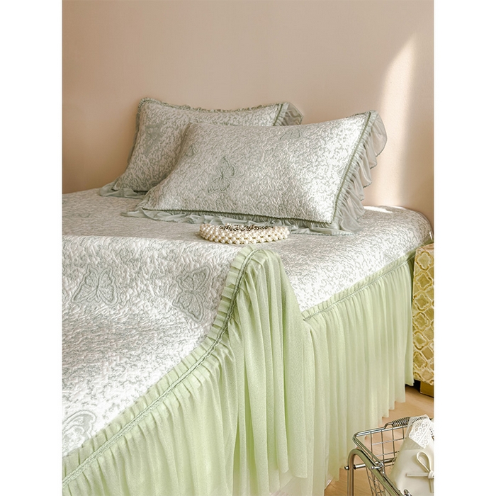 91家纺网 家纺一手货源 找家纺 莱家富 2026新款公主风凉感值过0.21空调席子软席冰豆豆凉席三件套-蝴蝶床裙款 蝶舞花语-森林绿