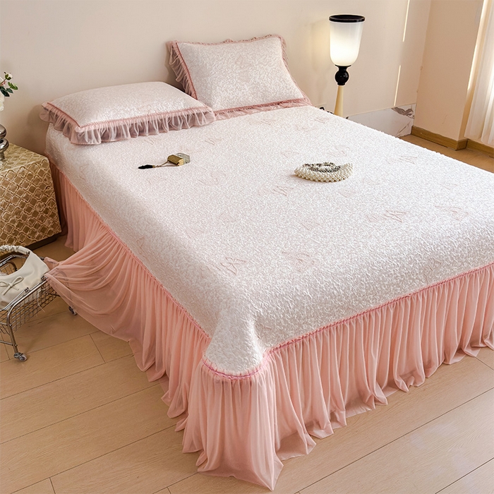 91家纺网 家纺一手货源 找家纺 莱家富 2026新款公主风凉感值过0.21空调席子软席冰豆豆凉席三件套-蝴蝶床裙款 蝶舞花语-蝴蝶粉