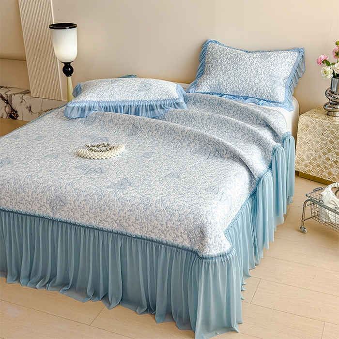 91家纺网 家纺一手货源 找家纺 莱家富 2026新款公主风凉感值过0.21空调席子软席冰豆豆凉席三件套-蝴蝶床裙款 蝶舞花语-清新蓝