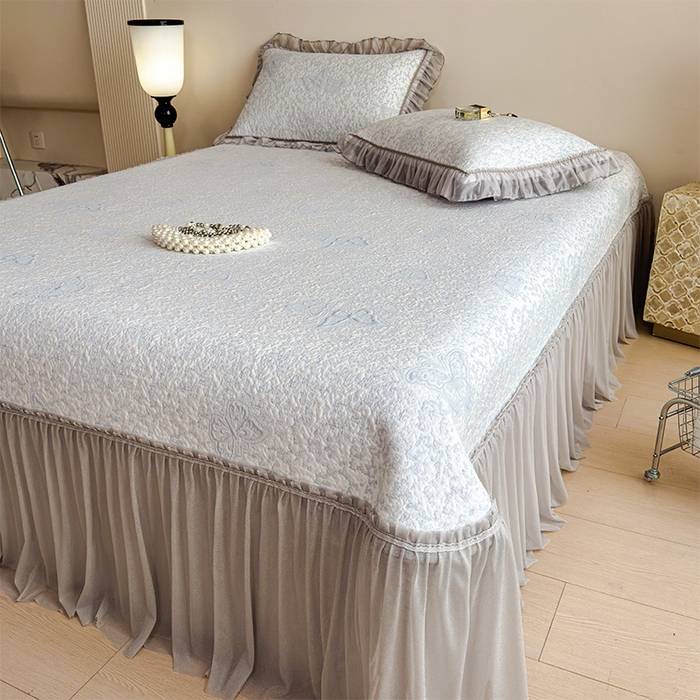 91家纺网 家纺一手货源 找家纺 莱家富 2026新款公主风凉感值过0.21空调席子软席冰豆豆凉席三件套-蝴蝶床裙款 蝶舞花语-淡蓝