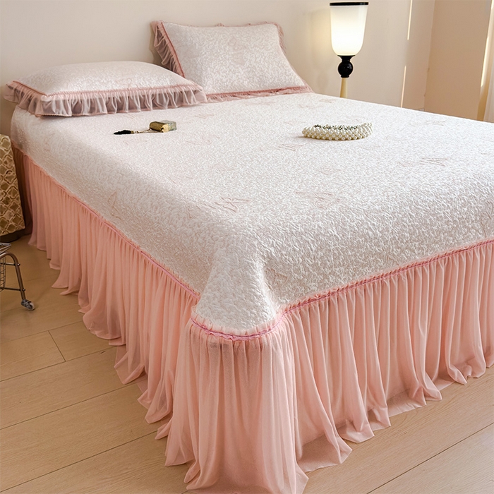 91家纺网 家纺一手货源 找家纺 莱家富 2026新款公主风凉感值过0.21空调席子软席冰豆豆凉席三件套-蝴蝶床裙款 蝶舞花语-蝴蝶粉